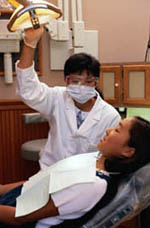 一个年轻女孩的图片在访问期间在她的牙医期间