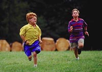 跑两个年轻男孩的图片