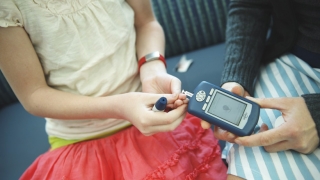 女孩测试血糖