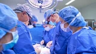 医生在胎儿手术患者对脊柱珠旁的bifida