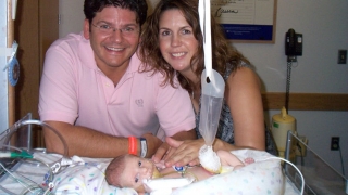 文森佐和他的父母在重症监护室