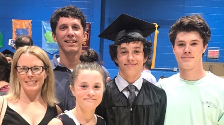 和他的家人一起参加八年级毕业典礼